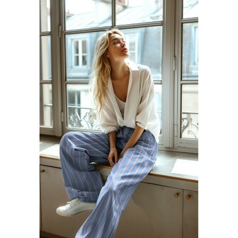 Jeans - blauw met fijn wit en rood lijntje