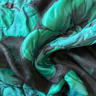 Organza - Watergroene bloemen op zwart