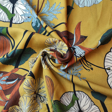 coupon 170 /Viscose - Grote wilde bloemen op mosterd